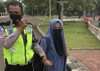 Perempuan Ini Coba Terobos Istana Presiden Sambil Membawa Pistol FN