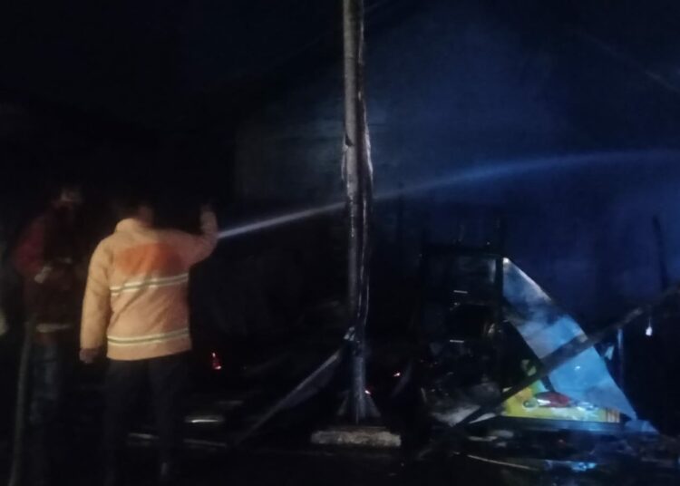 Petugas berupaya melakukan penanganan kebakaran, di Pasar Baros, Kabupaten Serang, Sabtu (19/11/2022) malam. (ISTIMEWA)
