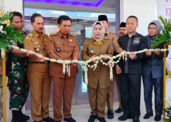 Bupati Serang Ratu Tatu Chasanah, meresmikan Kantor Desa Kareo, Kecamatan Jawilan, Kabupaten Serang, secara simbolis dengan menggunting pita, Selasa (22/11/2022). (SIDIK/SATELITNEWS.COM)