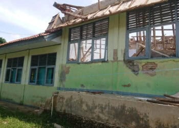 Kondisi atap gedung Serbaguna dan Seni, SMP Negeri 2 Karang Tanjung, Kabupaten Pandeglang. (ISTIMEWA)