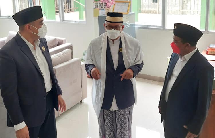 BERBINCANG: Ketua Majelis Ulama Indonesia (MUI) Kabupaten Tangerang, KH Ues Nawawi saat berbincang dengan Bupati Tangerang Zaki Iskandar dan Ketua DPRD Kabupaten Tangerang Kholid Ismail beberapa waktu lalu. (DOK/SATWLITNEWS)