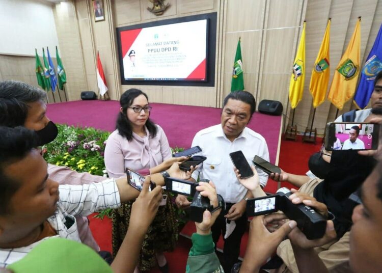 Pj Gubernur Banten Al Muktabar, sedang di wawancara wartawan. (ISTIMEWA)
