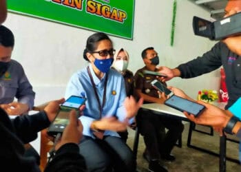 Kepala Kejari Pandeglang, sedang di wawancarai wartawan, di lingkungan kantor Kejari Pandeglang, Kamis (17/11/2022). (ISTIMEWA)