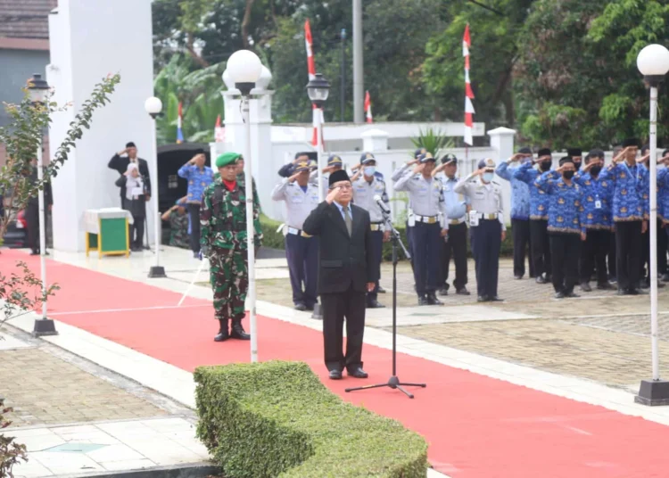 Para pihak di Kabupaten Pandeglang sedang melakukan upacara peringatan Hari Pahlawan Nasional di Taman Makam Pahlawan (TMP) Cihaseum, Kamis (10/11/2022). (ISTIMEWA)