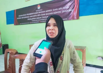 Ketua Divisi Sosialisasi, Pendidikan Pemilih, Partisipasi Masyarakat dan SDM KPU Kabupaten Pandeglang, Nunung Nurazizah, sedang di wawancara wartawan. (ISTIMEWA)