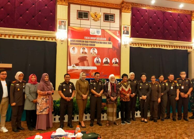 Usai acara FGD, pihak Kejaksaan foto besama Abuya KH Muhtadi dan Ka Seto, di Aula salah satu hotel di Pandeglang, Senin (14/11/2022). (ISTIMEWA)