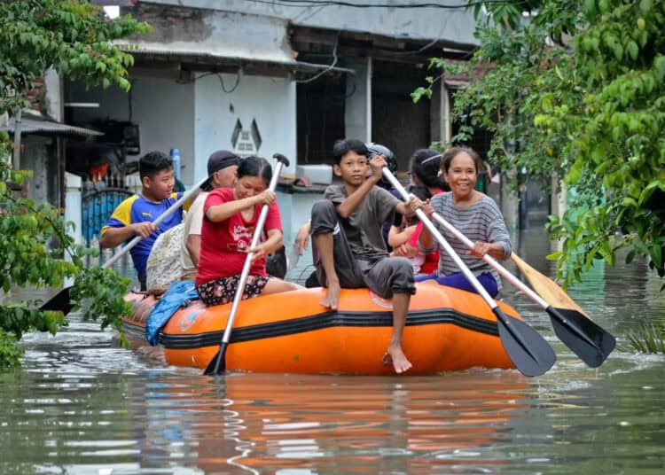 Foto Banjir di Gelam Jaya, Pasar Kemis, Warga Mengungsi