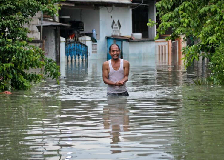 Foto Banjir di Gelam Jaya, Pasar Kemis, Warga Mengungsi