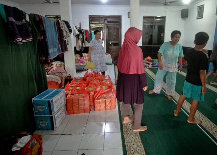 Foto Banjir di Gelam Jaya, Pasar Kemis, Warga Mengungsi