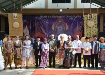 FESTIVAL: Bupati Tangerang Zaki Iskandar saat foto bersama peserta Festival Budaya dan Pendidikan SMAN 1 Kabupaten Tangerang didampingi Kepsek dan guru. (ISTIMEWA)