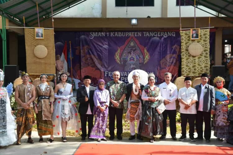 FESTIVAL: Bupati Tangerang Zaki Iskandar saat foto bersama peserta Festival Budaya dan Pendidikan SMAN 1 Kabupaten Tangerang didampingi Kepsek dan guru. (ISTIMEWA)