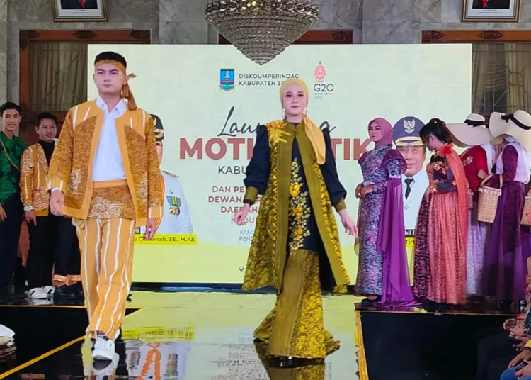 Peragaan model di acara launching batik, lingkup Kabupaten Serang, Kamis (10/11/2022). (SIDIK/SATELITNEWS.COM)
