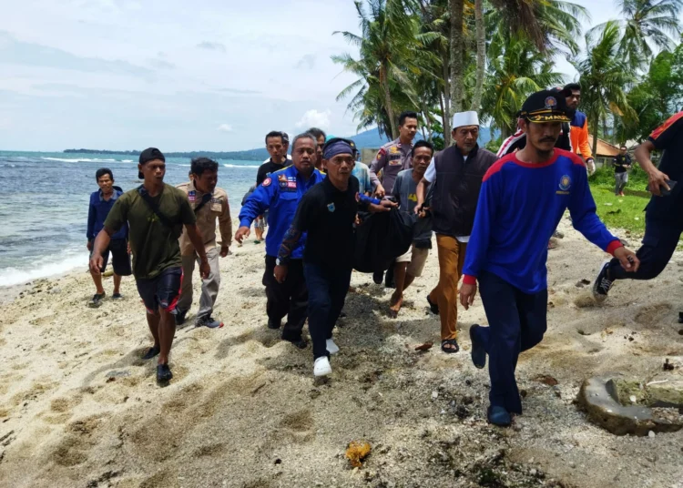 Tim SAR Gabungan, sedang mengevakuasi korban untuk dibawa ke Puskesmas Carita, Rabu (16/11/2022). (ISTIMEWA)