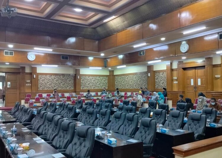 Sekitar pukul 11.18 WIB, kursi anggota DPRD Kabupaten Serang nampak terlihat masih kosong, Kamis (17/11/2022). (SIDIK/SATELITNEWS.COM)