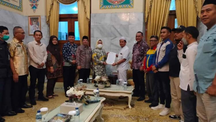 Dewan pengupahan usai audiensi dengan Bupati Serang, Ratu Tatu Chasanah, Jumat (18/11/2022). (ISTIMEWA)
