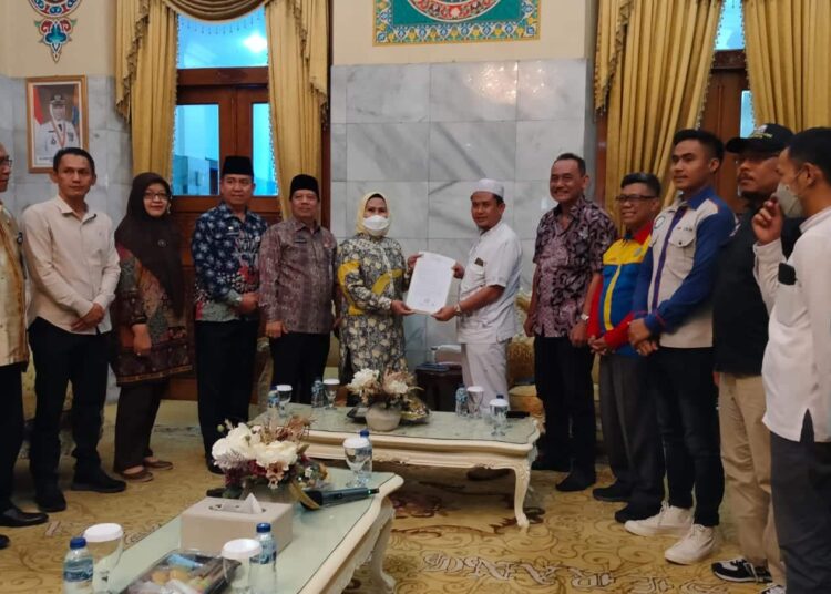 Dewan pengupahan usai audiensi dengan Bupati Serang, Ratu Tatu Chasanah, Jumat (18/11/2022). (ISTIMEWA)