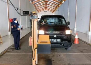 PENGUJIAN KENDARAAN: Suasana di lokasi Pengujian Kendaraan Bermotor (PKB) pada Dinas Perhubungan Kabupaten Tangerang, Senin (21/11). (ALFIAN/SATELIT NEWS)