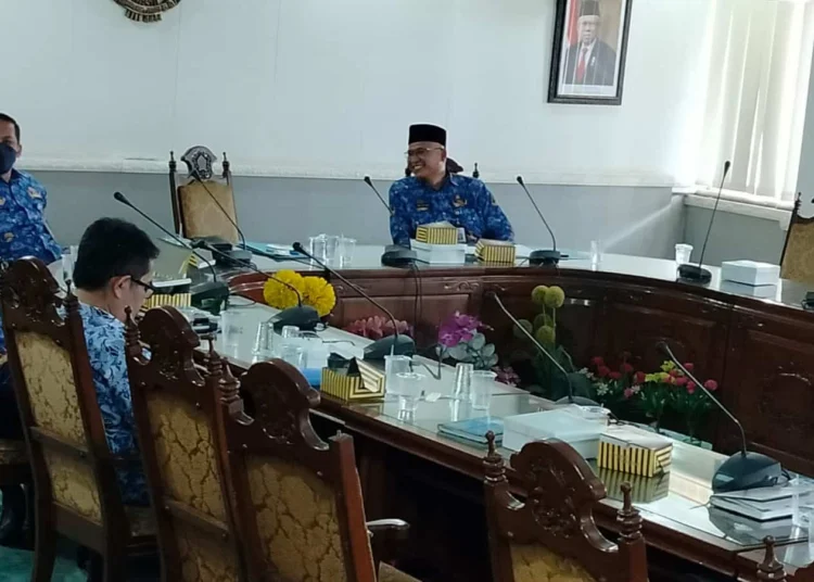 Sejumlah pejabat Disnakertrans Kabupaten Serang, tengah berbincang bincang disela sela pembahasan UMK 2023, Selasa (29/11/2022). (SIDIK/SATELITNEWS.COM)