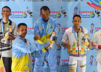 Ketua KONI Kabupaten Serang, Agus Irawan, memberikan semangat kepada para atlet yang sudah berlaga di Porprov Banten. (ISTIMEWA)