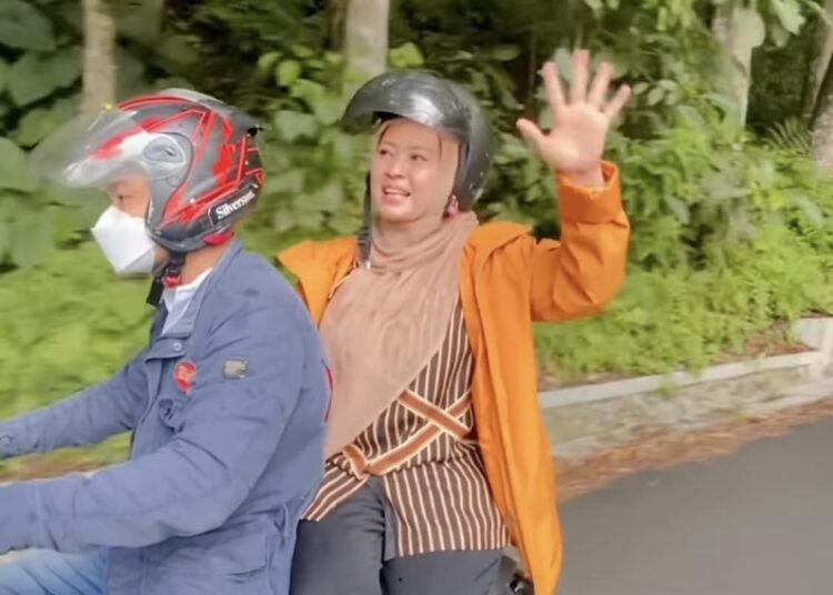 Bupati Pandeglang, Irna Narulita, sedang menikamti sejuknya wisata alam Gunung Karang, Pandeglang, menggunakan kendaraan motor, Kamis (24/11/2022). (ISTIMEWA)