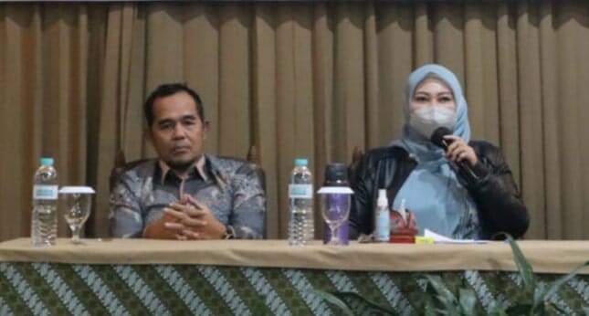 Bupati Pandeglang Irna Narulita (kanan), bersama Ketua DPRD Pandeglang TB. Udi Juhdi (kiri), dalam sebuah acara, beberapa waktu lalu. (DOKUMEN/SATELITNEWS.COM)