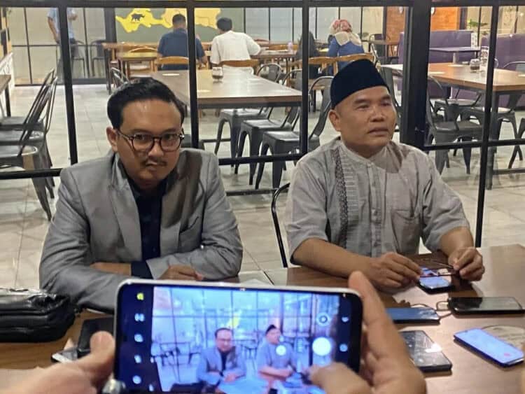 Dua pengacara oknum Anggota DPRD Pandeglang berinisial Y, sedang memberikan keterangan dalam jumpa pers, Jumat (25/11/2022). (NIPAL SUTIANA/SATEITNEWS.COM)