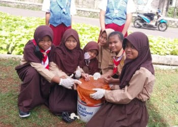 Siswa SDN Karang Tengah 8 Antusias Belajar Membuat Pupuk Kompos