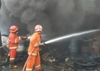 Gudang Pabrik Kertas di Cibodas Ludes Terbakar, Kerugian Ditaksir Ratusan Juta
