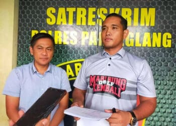 Kasat Reskrim Polres Pandeglang, AKP Shilton (kanan) didampingi anggotanya, saat di wawancara wartawan, di Mapolres Pandeglang, Kamis (24/11/2022). (ISTIMEWA)