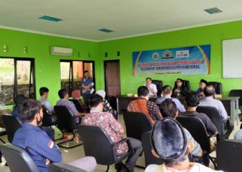 Ketua Kadin Pandeglang, Endi Fahrudin sedang memberikan sambutan diacara workshop bersama petani di Aula Gedung Pertanian Kelurahan Juhut, Kecamatan Karangtanjung, Kamis (22/11/2022). (ISTIMEWA)