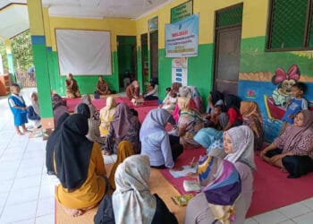 Pihak TK sedang melakukan musyawarah dengan komite, dan para wali siswa, Senin (21/11/2022). (ISTIMEWA)
