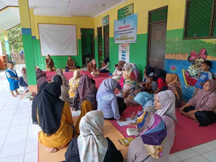 Pihak TK sedang melakukan musyawarah dengan komite, dan para wali siswa, Senin (21/11/2022). (ISTIMEWA)