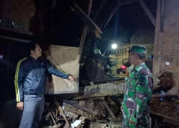 Para pihak sedang melakukan evakuasi pohon kelapa yang tumbang, menimpa rumah warga, Sabtu malam lalu. (ISTIMEWA)