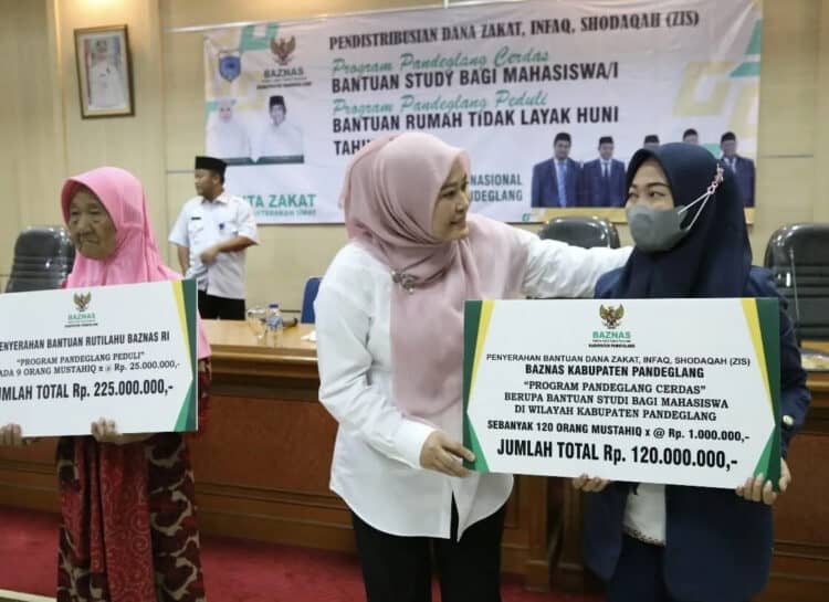Bupati Pandeglang, Irna Narulita, secara simbolis menyerahkan bantuan dari Baznas Pandeglang, di Aula Setda Pandeglang, Rabu (16/11/2022). (ISTIMEWA)