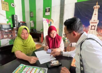 Petugas Bapenda Kabupaten Serang, tengah melakukan pemeriksaan terhadap wajib pajak. (ISTIMEWA)