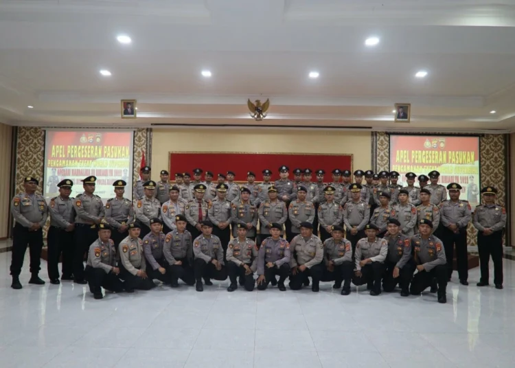 Personel Polda Banten, usai Apel Pergeseran Pasukan Pengamanan Event WSBK Operasi Mandala III Rinjani 2022, foto bersama, di Aula Serbaguna Polda Banten, Selasa (8/11/2022). (ISTIMEWA)