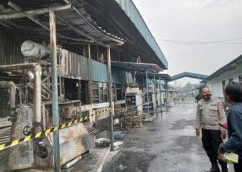 Sejumlah personel dari Polsek Cikande Polres Serang, memeriksa bagian gedung yang terbakar pada PT. PWI 1 Serang, Selasa (8/11). (ISTIMEWA)
