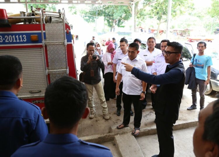 Wabup Pandeglang, Tanto Warsono Arban, sedang meninjau kondisi peralatan kesiapsiagaan penanggulangan bencana, di Kantor BPBD Pandeglang, Rabu (23/11/2022). (ISTIMEWA)