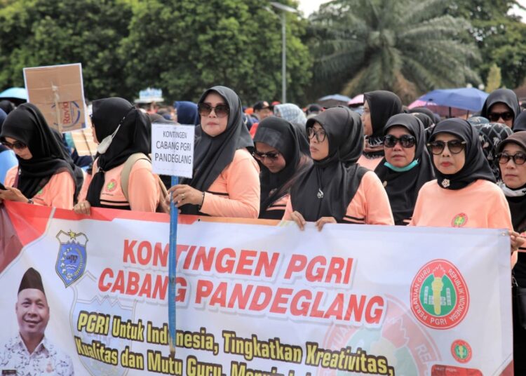 Salah satu kontingen sedang mengikuti pembukaan acara lomba, yang digelar PGRI Pandeglang, di Alun-alun Pandeglang, Rabu (23/11). (ISTIMEWA)
