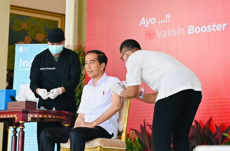 Presiden Jokowi Disuntik Vaksin Booster Kedua, Buatan Dalam Negeri