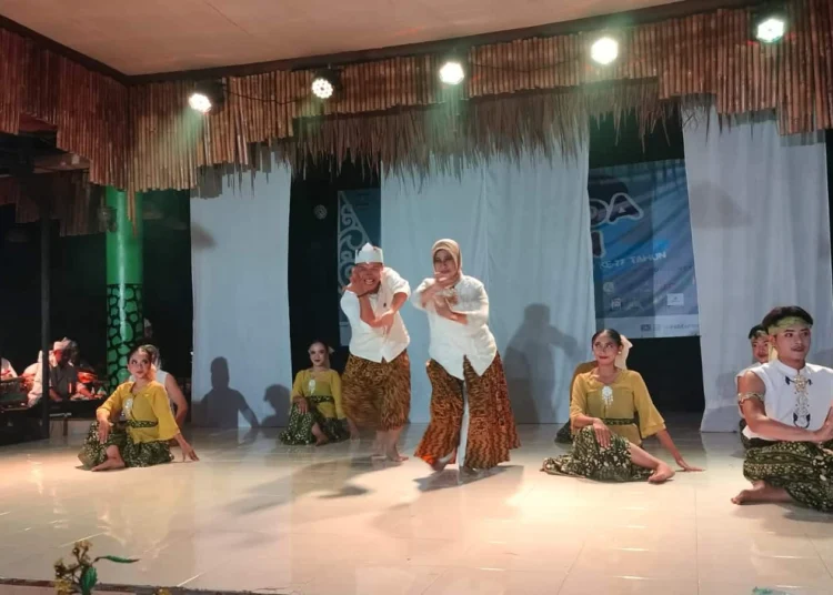 Pasangan suami istri, pemilik sanggar Wanda Banten, sedang menampilkan kemahirannya dalam menari di sanggar miliknya. (ISTIMEWA)