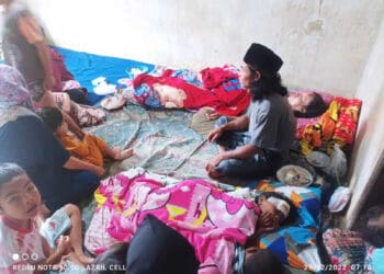 Kondisi korban yang tertimpa reruntuhan di Kecamatan Mandalawangi, Kabupaten Pandeglang, sedang di rawat di kediaman keluarganya. (ISTIMEWA)