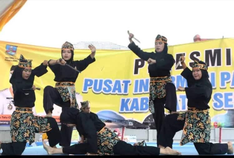 Sejumlah pesilat sedang tampil, bermain golok saat peresmian Pusat Informasi Pariwisata (PIP) Kabupaten Serang, Minggu (4/12/2022). (SIDIK/SATELITNEWS.COM)