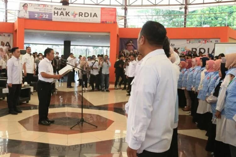Pj Gubernur Banten AL Muktabar, menghadiri acara Pembukaan Hari Antikorupsi Sedunia (Harkordia) tahun 2022, di Plaza Aspirasi, KP3B, Curug, Kota Serang, Rabu (7/12/2022). (LUTFI/SATELITNEWS.COM)