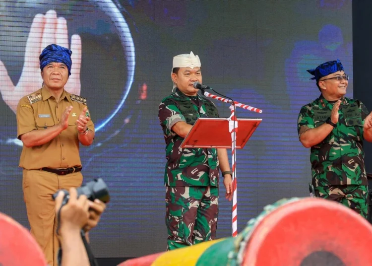 Kepala Staf Angkatan Daerah (KSAD) Jenderal TNI Dudung Abdurachman (tengah), membuka acara Gebyar Expo UMKM Provinsi Banten dan Pameran Alusista, di Alun-alun Kota Serang, Senin (26/12/2022). (LUTFI/SATELITNEWS.COM)