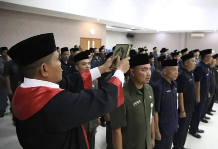 Para pejabat eselon III dan IV, sedang diambil sumpah jabatan yang dipimpin Penjabat Sekda Pandeglang, di Aula Setda Pandeglang, Senin (26/12/2022). (ISTIMEWA)