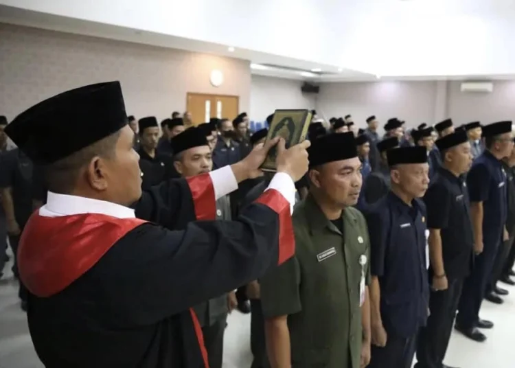 Para pejabat eselon III dan IV, sedang diambil sumpah jabatan yang dipimpin Penjabat Sekda Pandeglang, di Aula Setda Pandeglang, Senin (26/12/2022). (ISTIMEWA)