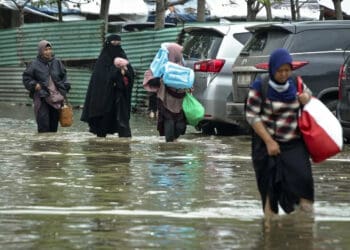 Banjir Rob Terjang Pantai Tanjung Pasir