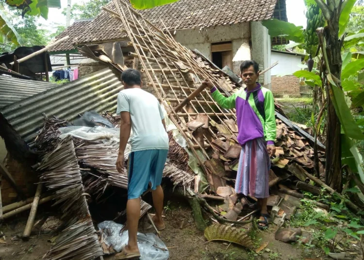 Rumah warga rusak berat diterjang angin kencang, bersamaan dengan guyuran hujan deras. Tak ada korban jiwa dalam musibah ini, hanya kerugian materil ditaksir mencapai puluhan juta rupiah. (ISTIMEWA)
