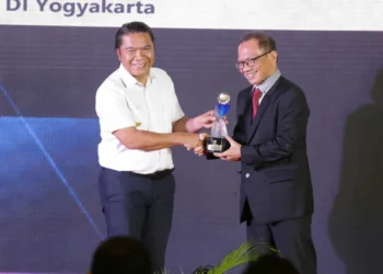 PJ Gubernur Banten AL Muktabar, menerima penghargaan pada acara Anugerah Keterbukaan Informasi Publik 2022, di salah satu hotel di Grand Serpong, Kota Tangerang, Rabu (14/12/2022). (ISTIMEWA)